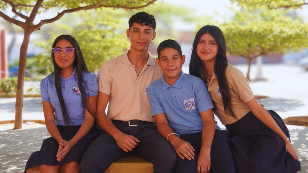 Estudiantes del Colegio Gonzaga compartiendo en el colegio