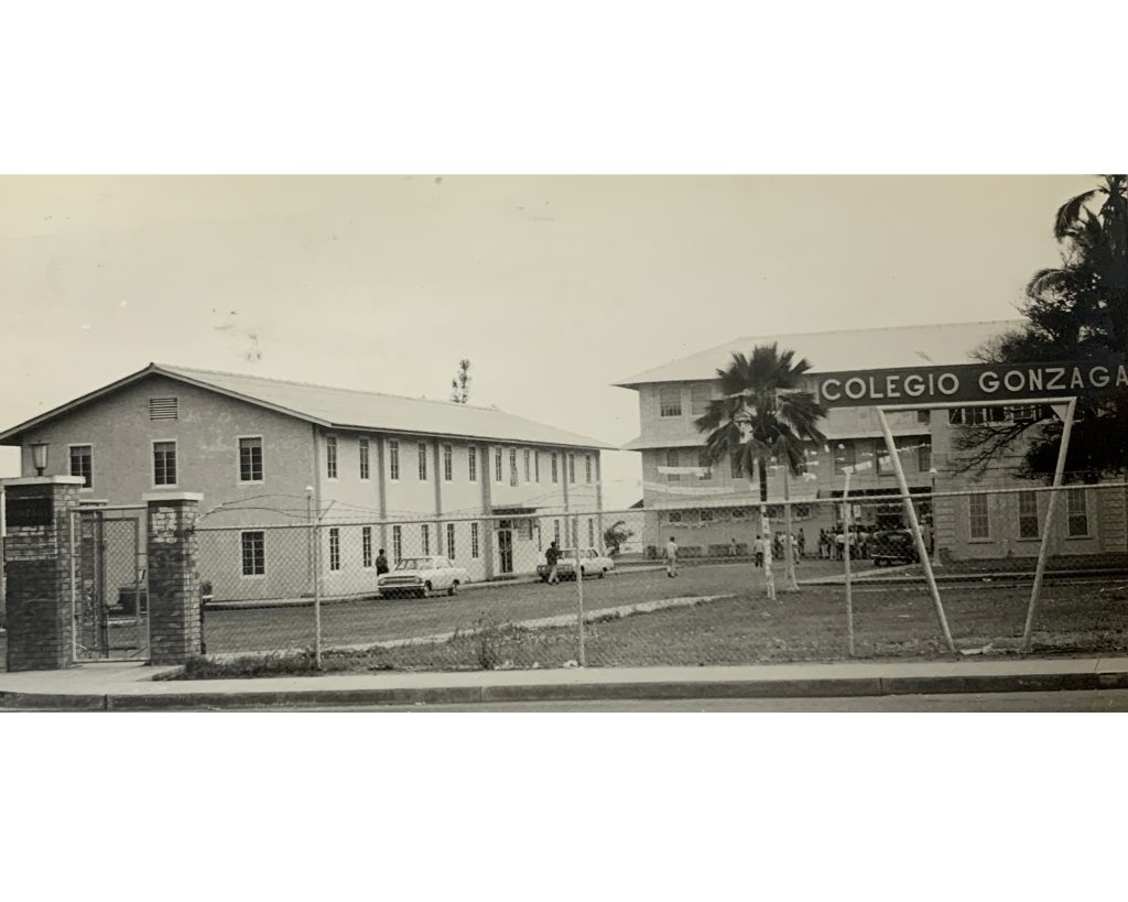 Entrada del colegio El Milagro