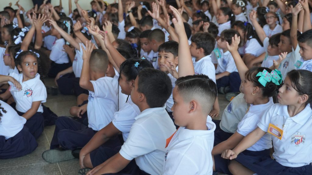 Estudiantes de Primaria del Colegio Gonzaga levantan la mano durante la actividad de bienvenida del año escolar 2026-2027