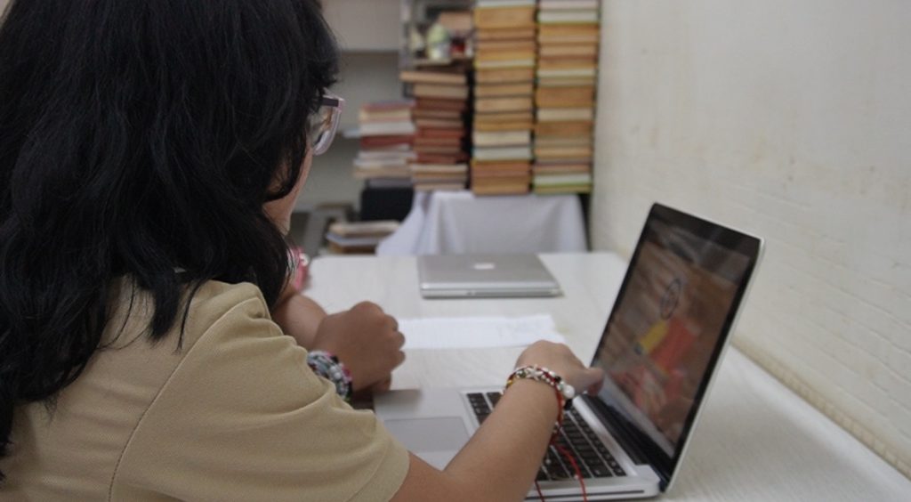 Una persona recorre la nueva página web del Colegio Gonzaga en una computadora portátil