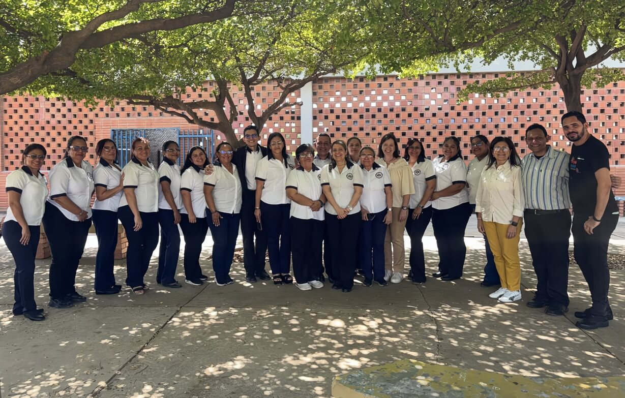 Personal del Colegio Gonzaga junto a Any Guinand y Mercedes Morales
